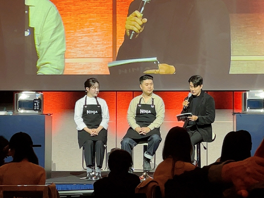 '장사천재 조사장' 조서형(왼쪽부터) 셰프와'나폴리 맛피아' 권성준 셰프가 28일 서울 그랜드 하얏트 호텔에서 열린 샤크닌자의 '닌자 콤비 올인원 멀티 쿠커' 출시 기념 행사에서 대화를 나누고 있다. 장우진 기자